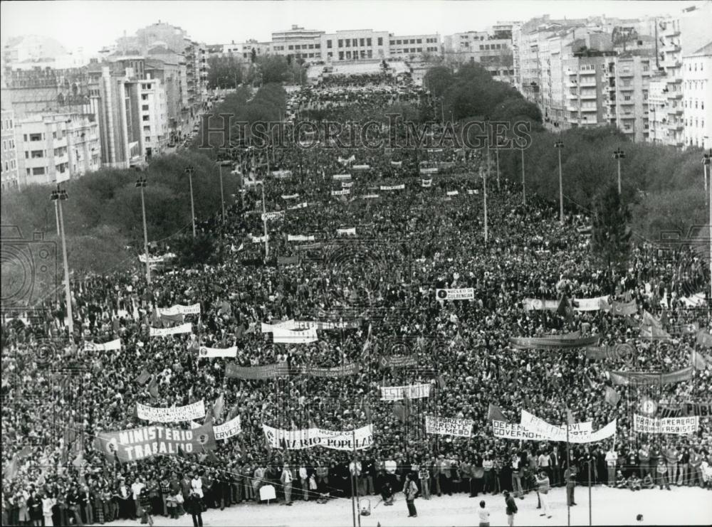 1975 Press Photo Portugese Socialist Party Demonstration in Lisbon - Historic Images