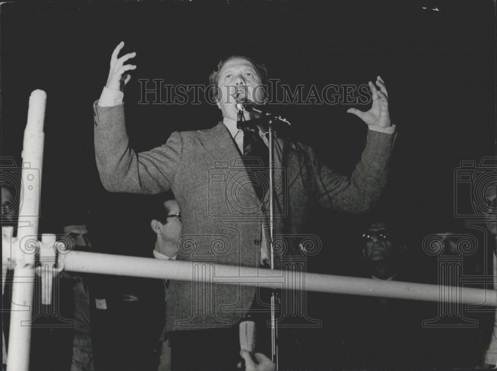 1975 Press Photo Mario Soares at Socialist Party Demonstration in Lisbon - Historic Images