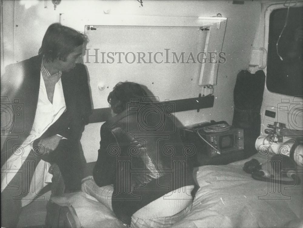 1975 Press Photo Hostage With Back Turned in Ambulance - Historic Images