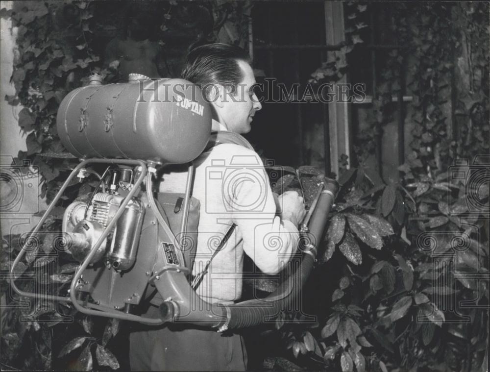 1962 Press Photo Man With Garden Sprayer at Gardening Tools Expo - Historic Images