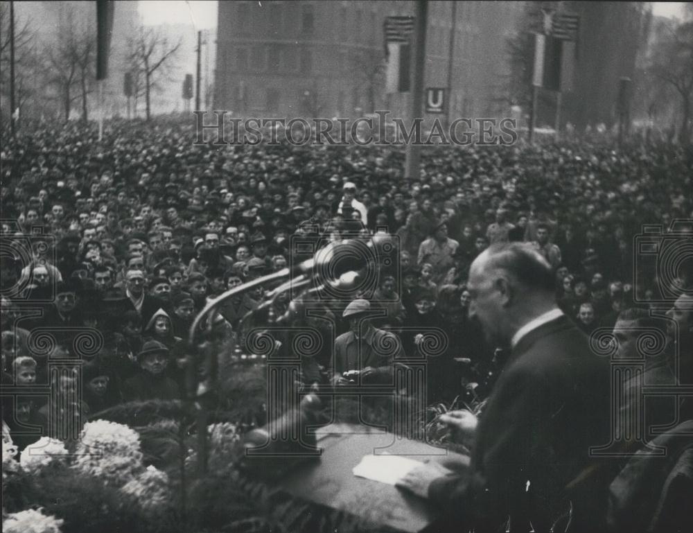 1955 Press Photo Berliners at Rally on Rudolf-Wilde-Square - Historic Images