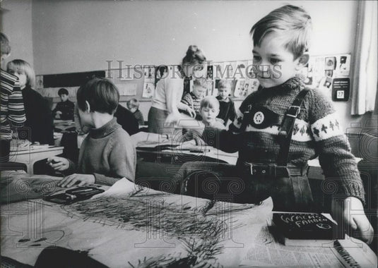 1970 Press Photo German Child Examines Art Work In Class - Historic Images