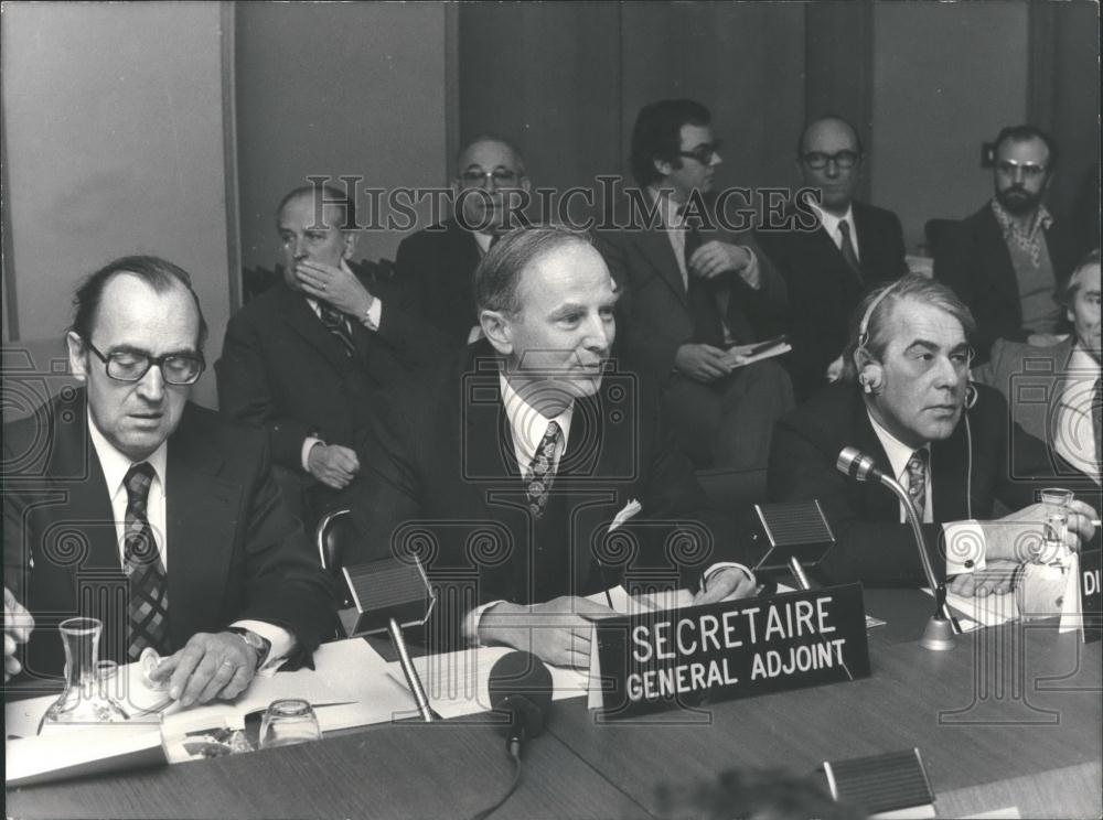 1975 Press Photo OECD Energy Press Conference - Historic Images