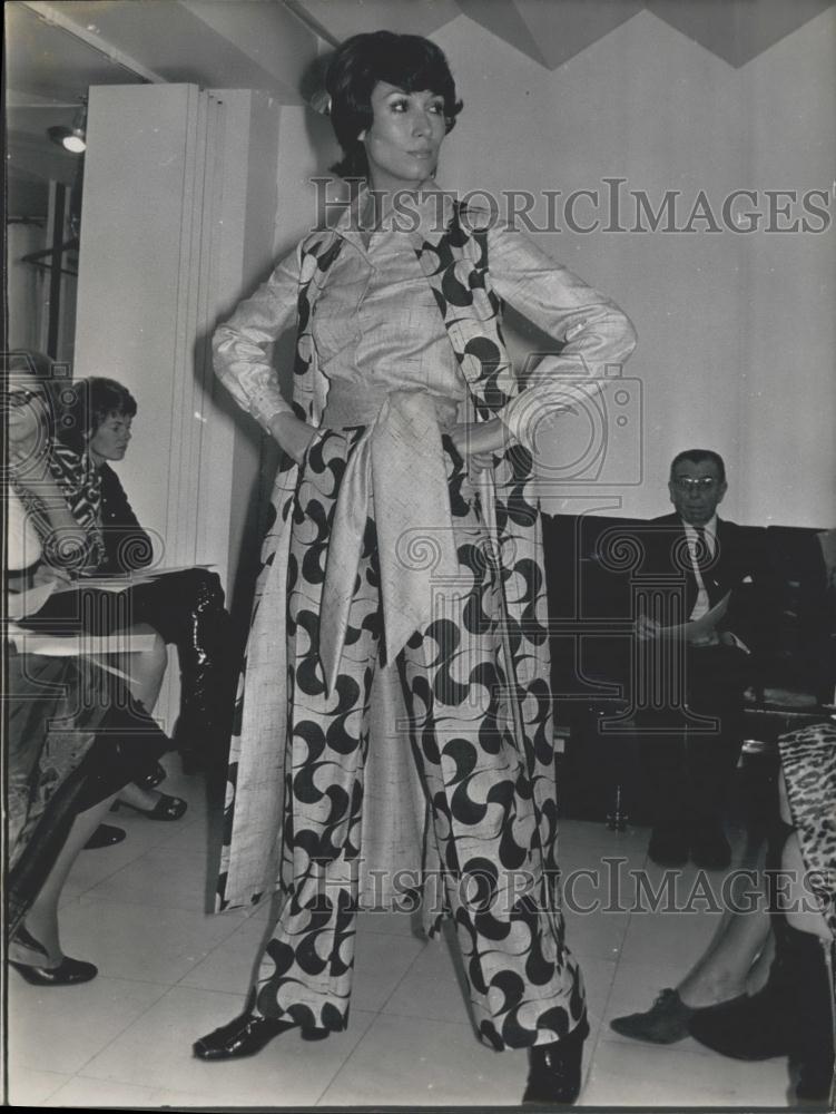 1970 Press Photo Maria Moutet&#39;s Matching Vest and Pants with a Shantung Blouse - Historic Images