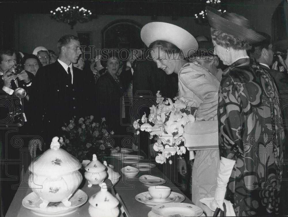 1967 Press Photo Princess Margrethe &amp; Queen of Denmark Admire Present from City - Historic Images