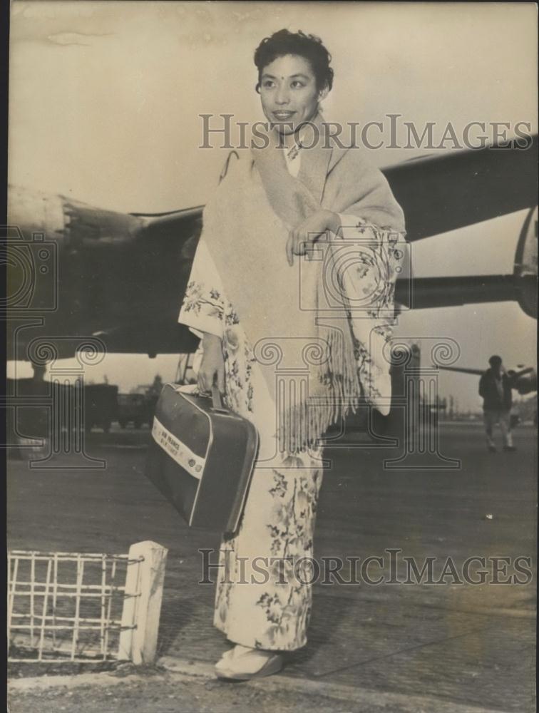 1958 Press Photo Noriko Haneda, Orly Airport, Paris - Historic Images