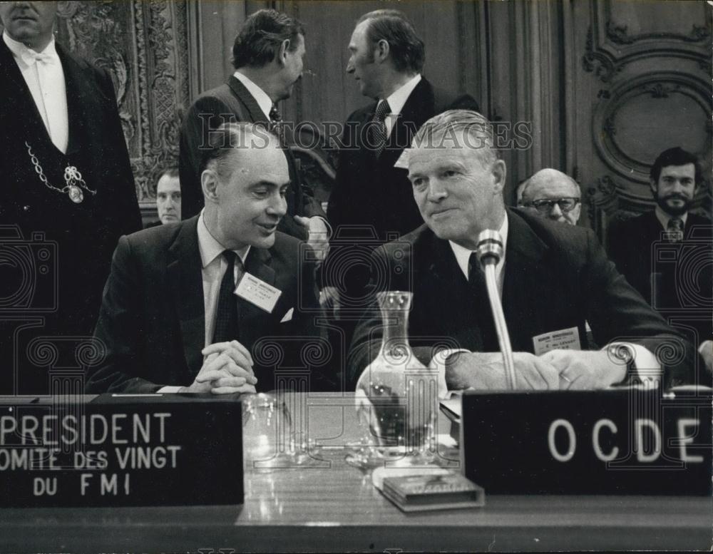 1973 Press Photo CJ Morse (left) & Van Lennep Discuss Financial Crisis in Paris - Historic Images