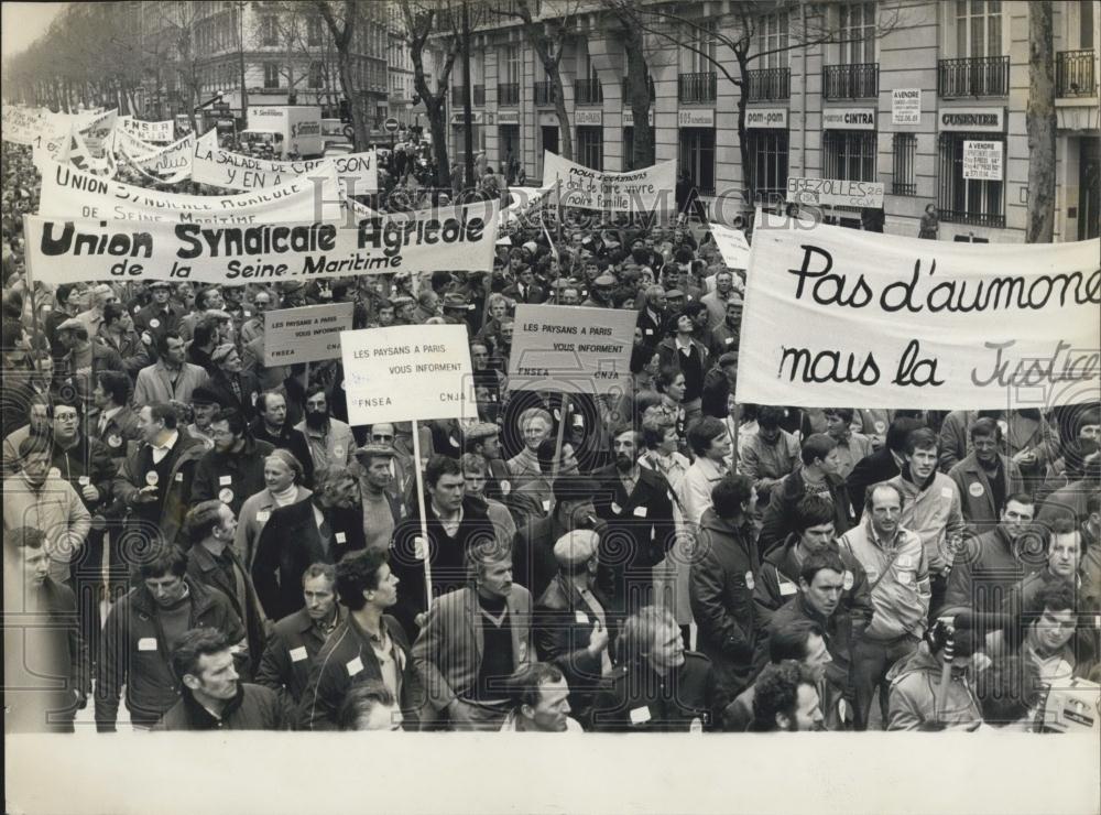 1982 Press Photo Unhappy Farmers Protest in Paris Streets - Historic Images