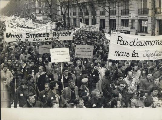 1982 Press Photo Unhappy Farmers Protest in Paris Streets - Historic Images
