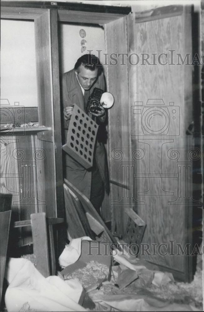 Press Photo German Man Photographs Destroyed Room - Historic Images