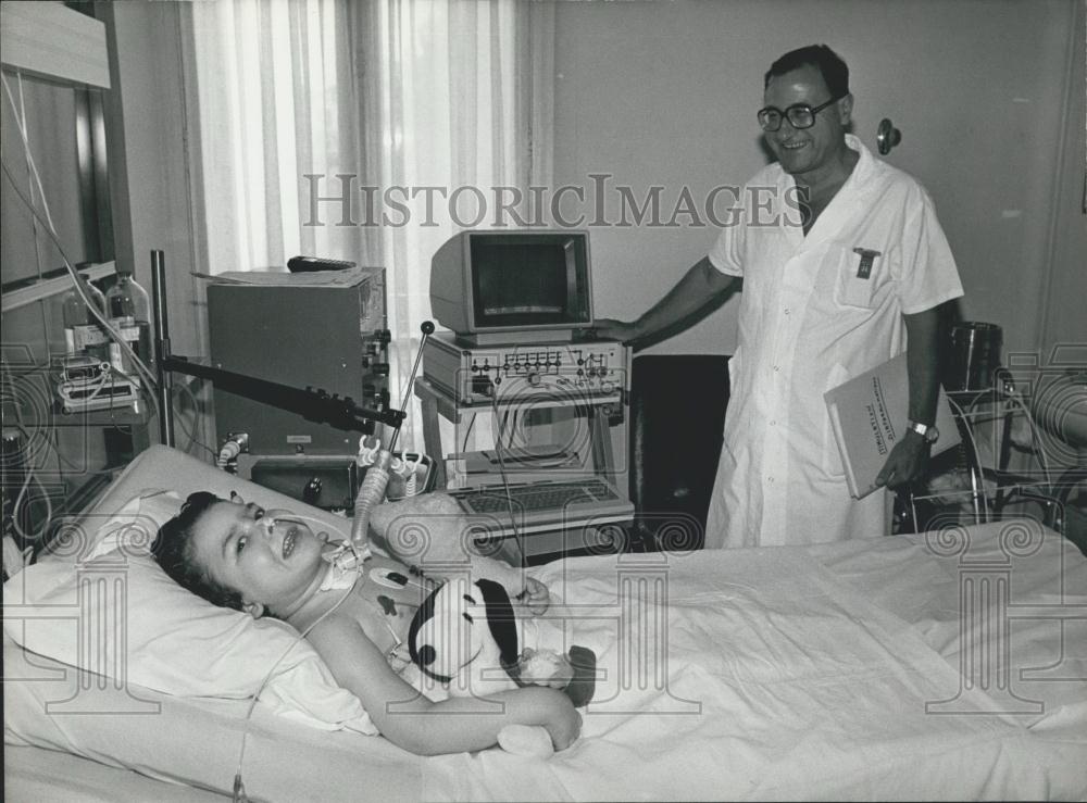 1985 Press Photo Jacques Mugica&#39;s Pulmonary Stimulator Helps a Child Breathe - Historic Images