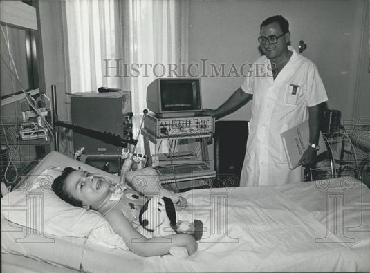 1985 Press Photo Jacques Mugica's Pulmonary Stimulator Helps a Child Breathe - Historic Images