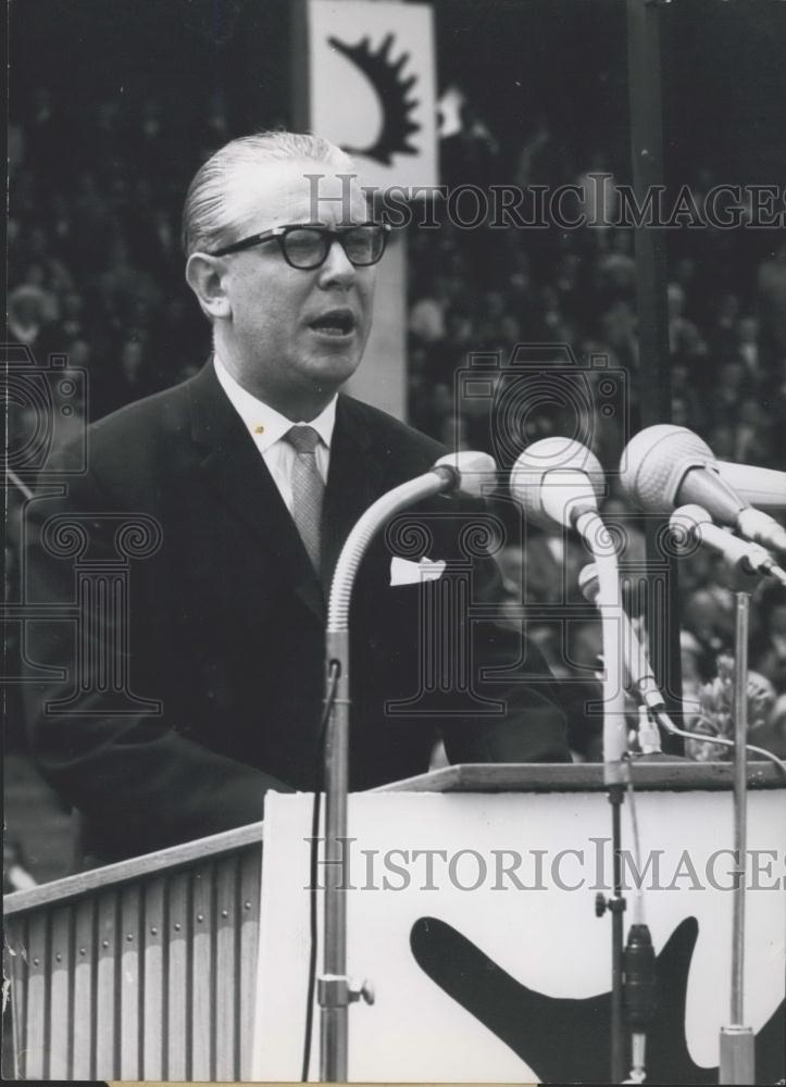 1963 Press Photo German Defense Minister von Hassel at Duesseldorf Rally. - Historic Images