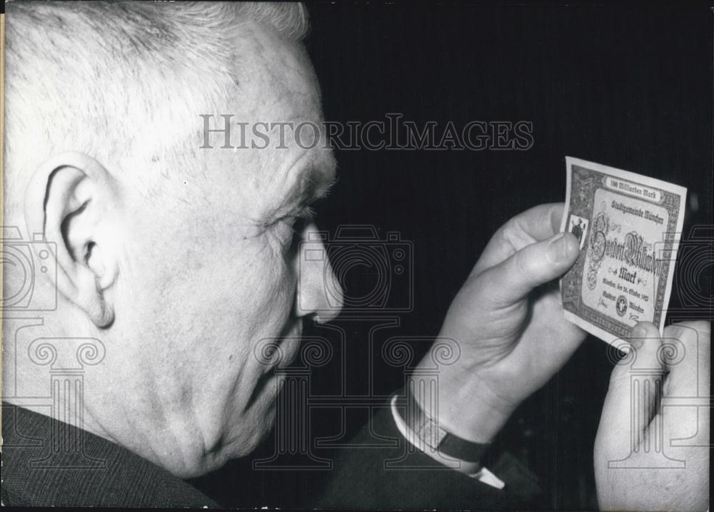 1970 Press Photo Finance Minister Alex Moeller - Historic Images