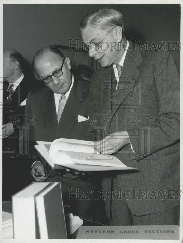 1957 Press Photo Nuclear Minister Prof. Balke in Nuclear Library. - Historic Images