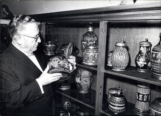 1966 Press Photo Consul Hans Porst - Hobby - Creussener Jars. Ceramics. - Historic Images
