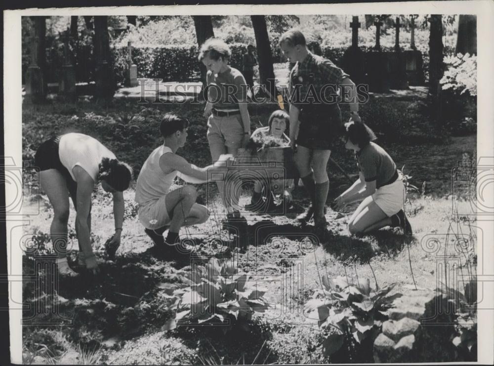 1952 Press Photo Hamburg children laying graves in Bevensen. - Historic Images