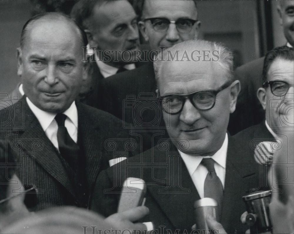 1951 Press Photo Guy Mollet &amp; Mr. Leenhart (left) - Historic Images