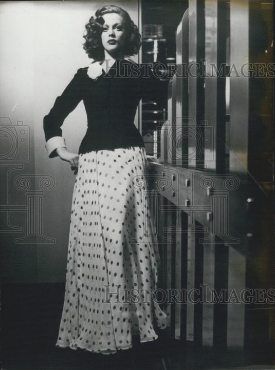 1972 Press Photo Castillo's Spring Evening Dress of Muslin and Black Crepe - Historic Images