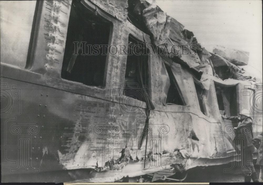 1956 Press Photo Express Train Derails in Reims Killing 7 & Injuring Over 100 - Historic Images