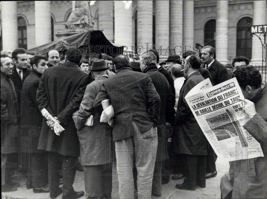 1968 Press Photo Stock Brokers Discuss Financial Crisis in Front of Stock Market - Historic Images