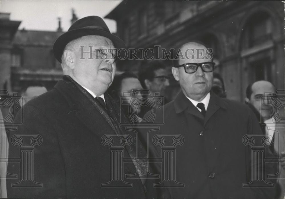 1967 Press Photo Maurice Mercier &amp; Roger Esnault Outside Social Affairs Ministry - Historic Images