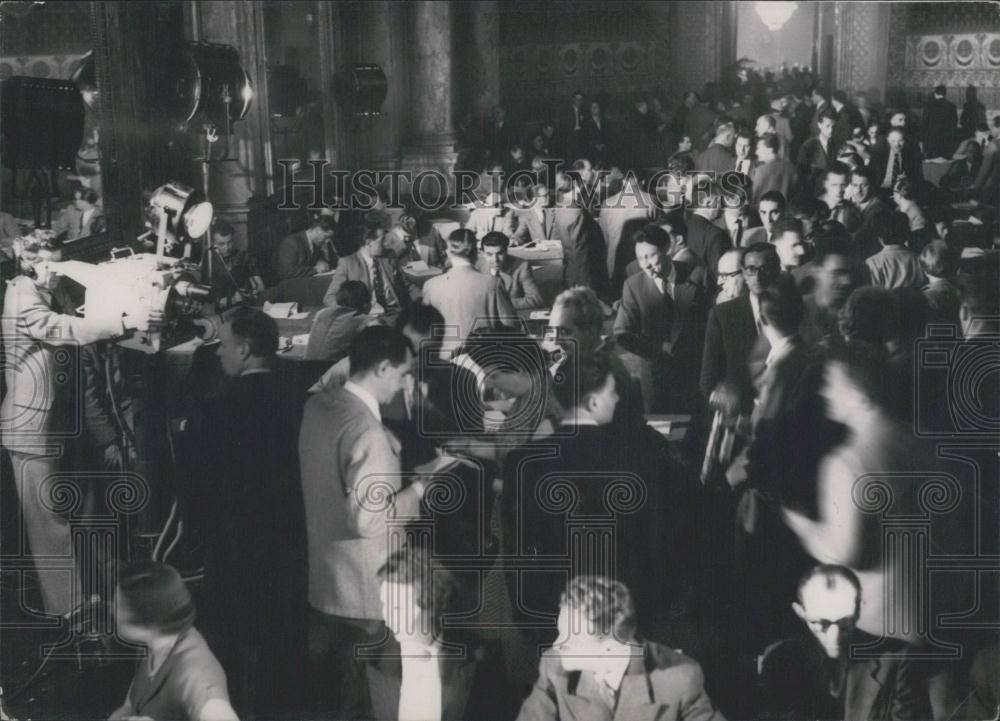 1951 Press Photo Announcing the Results of the Minister of the Interior Vote - Historic Images