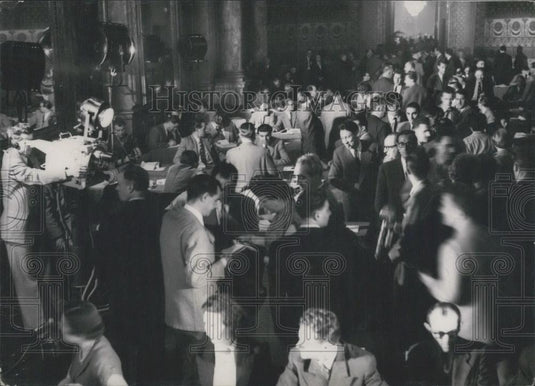 1951 Press Photo Announcing the Results of the Minister of the Interior Vote - Historic Images
