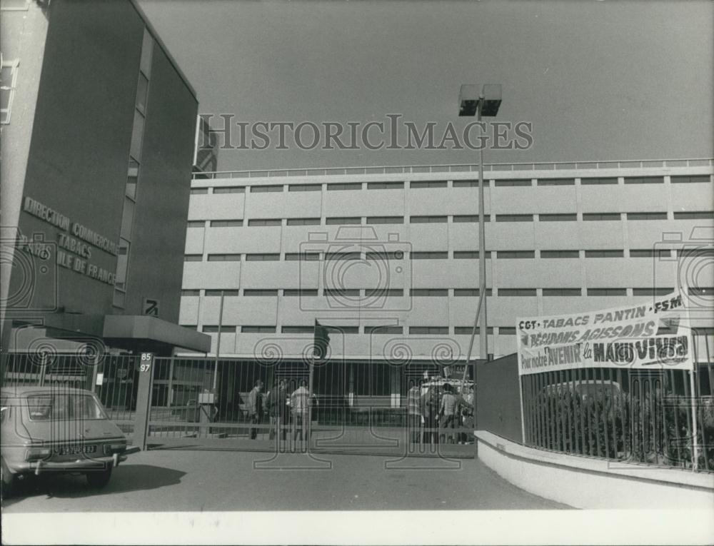 1982 Press Photo CGT Militants on Strike at La Seita de la Place de Pantin - Historic Images