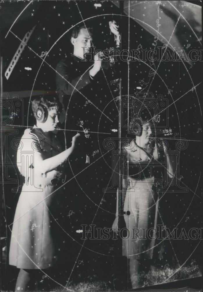 1970 Press Photo Women Manage Aerial Map for the Royal Australian Air Force - Historic Images