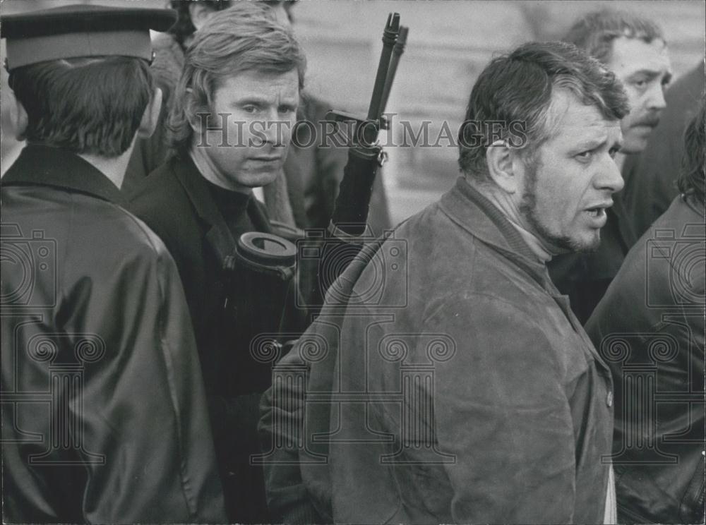 1975 Press Photo Crowd of Journalists at the Airport to See Freed Hostages - Historic Images