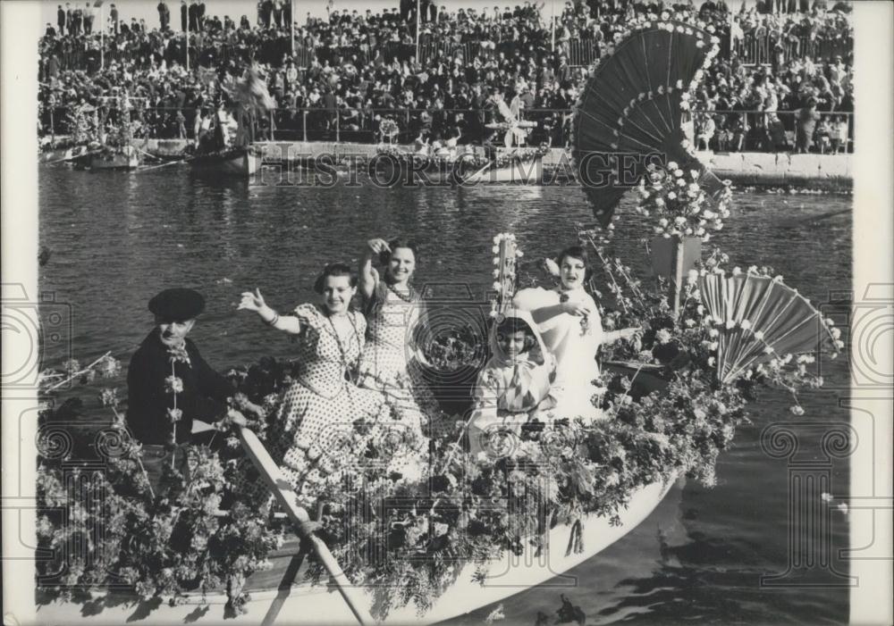 1957 Press Photo Girls on Flowered Boat - Historic Images