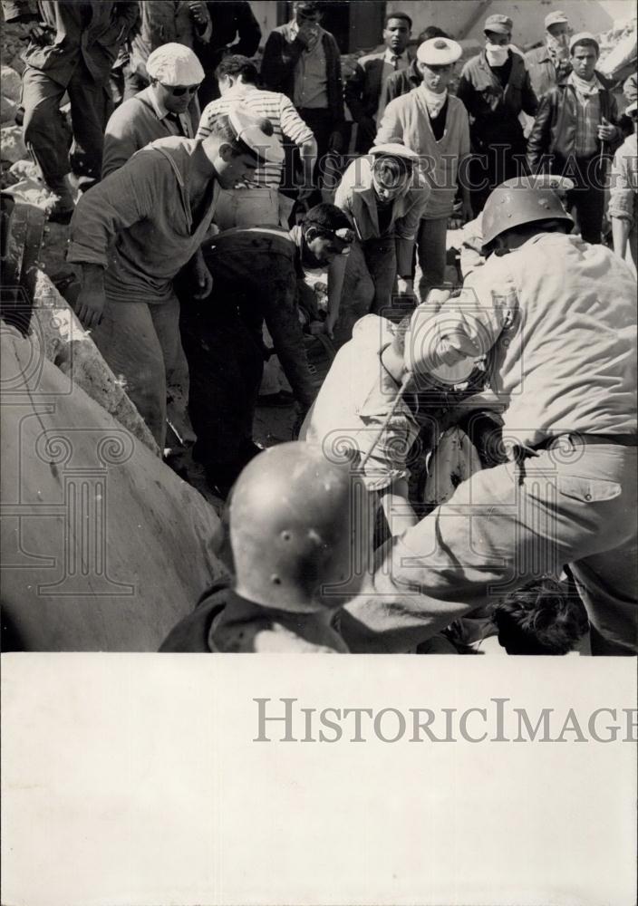 Press Photo Soldiers Helping Earthquake Victim - Historic Images