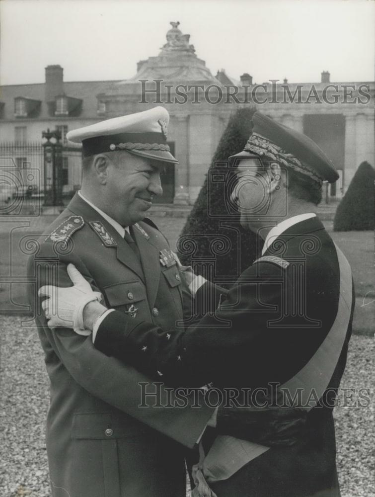 1971 Press Photo General Michel Fourquet Congratulates General Viktor Bubanj - Historic Images