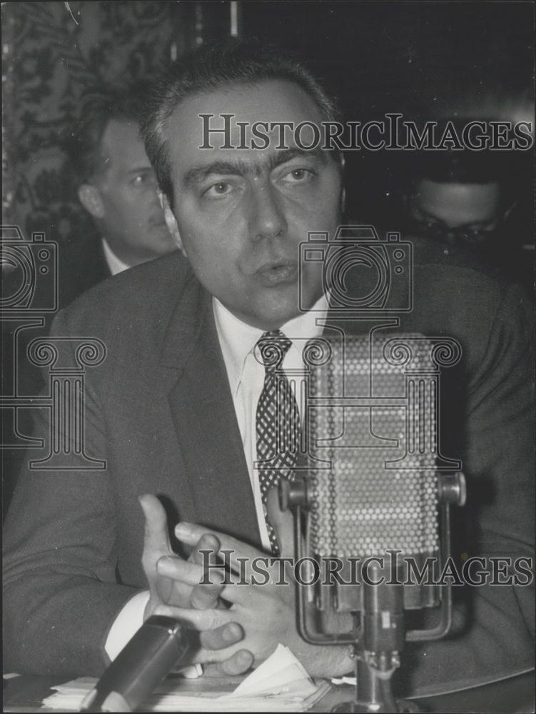 1968 Press Photo Minister of Finances Francois Ortoli Holds Press Conference - Historic Images