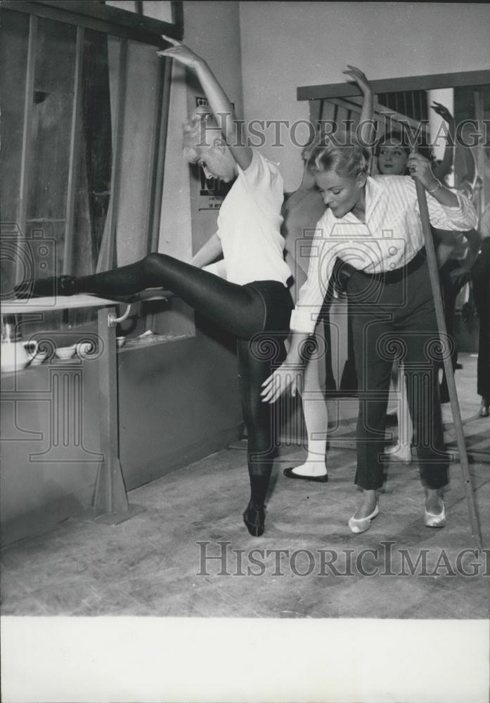 1959 Press Photo Nathalie Nattier Teaching Ballet - Historic Images