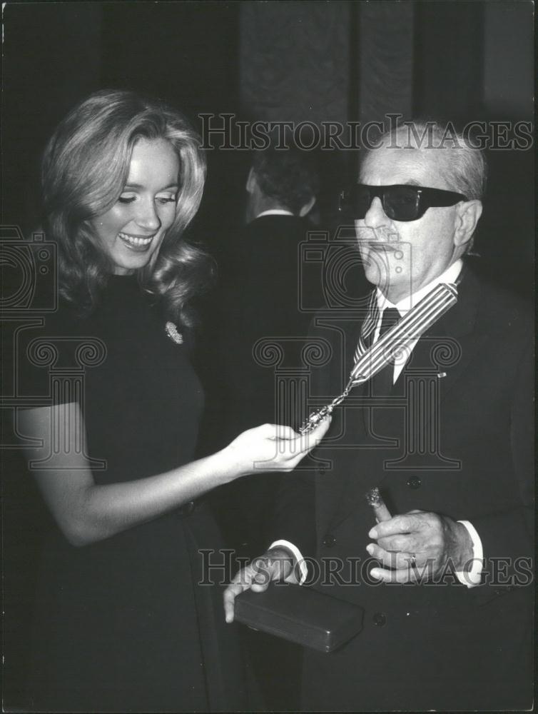 1968 Press Photo film maker Darryl Zanuck gets award from Genevieve Gilles - Historic Images