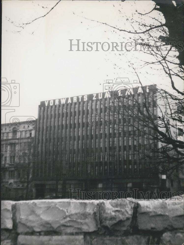 1953 Press Photo &quot;Workers&#39; Day&quot; Sign in East Berlin. - Historic Images