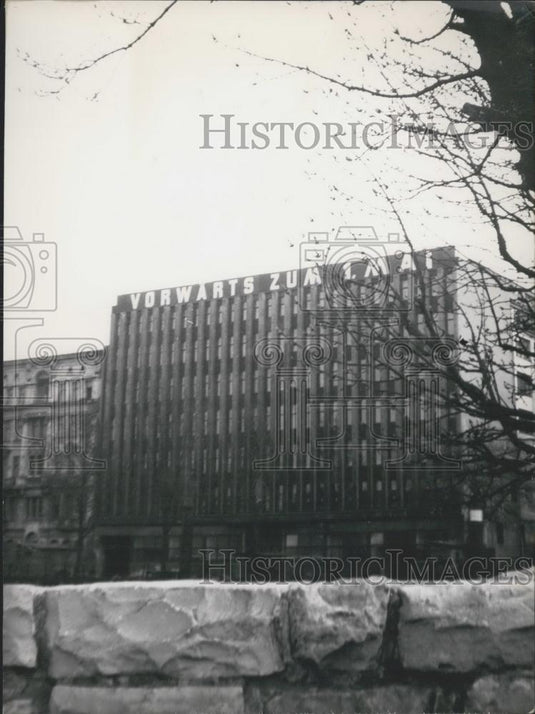 1953 Press Photo "Workers' Day" Sign in East Berlin. - Historic Images