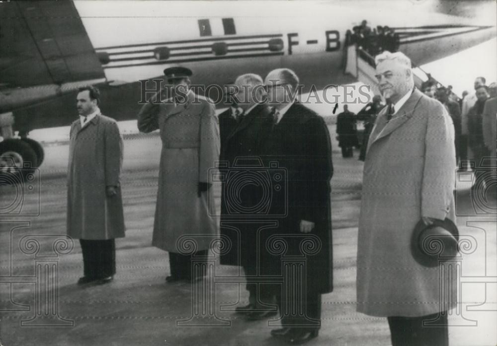 1956 Press Photo Guy Mollet and Christian Pineau Arrive in Moscow - Historic Images