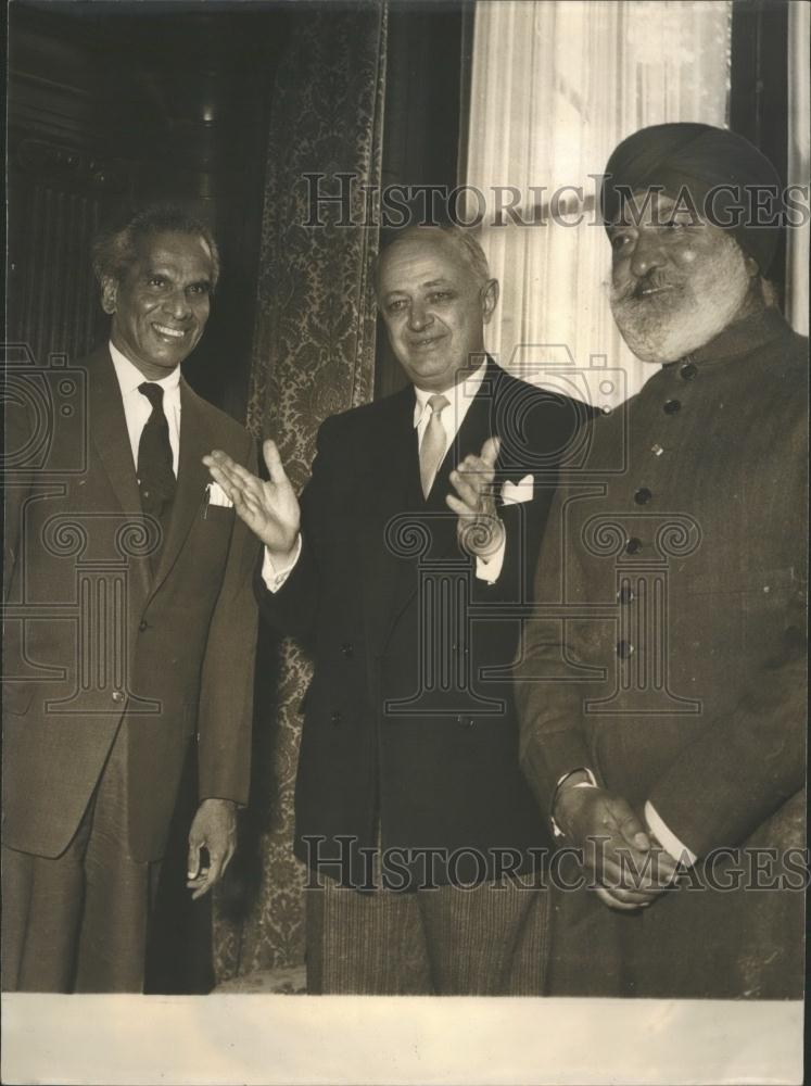 1956 Press Photo Indian Prime Minister Krishna Menon and Christian Pineau - Historic Images