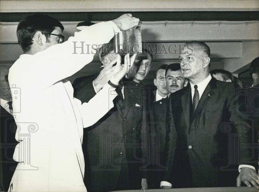 1968 Press Photo Technician Shows Polluted Water to Paul Delouvrier &amp; Officials - Historic Images