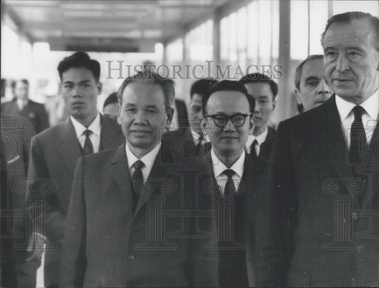 1968 Press Photo North Vietnam's Minister Xuan Thuy Arrives in Paris - Historic Images