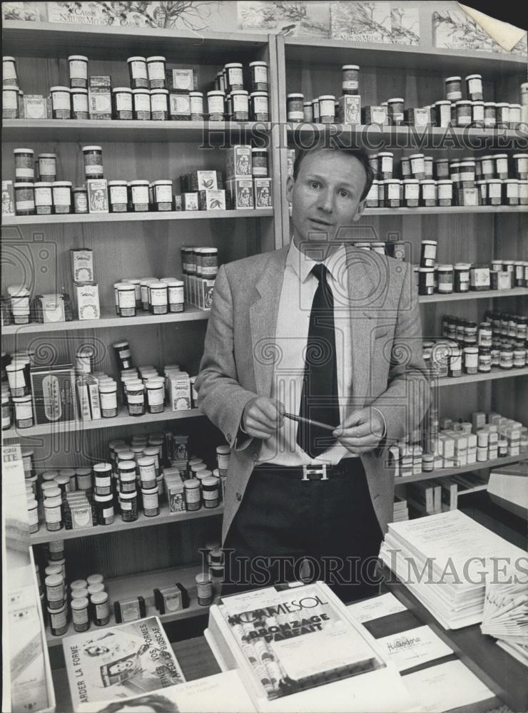 1985 Press Photo Didier Pecker in his pharmacy - Historic Images