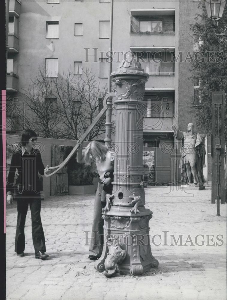 1973 Press Photo Museum Pieces in Courtyard - Berlin. - Historic Images