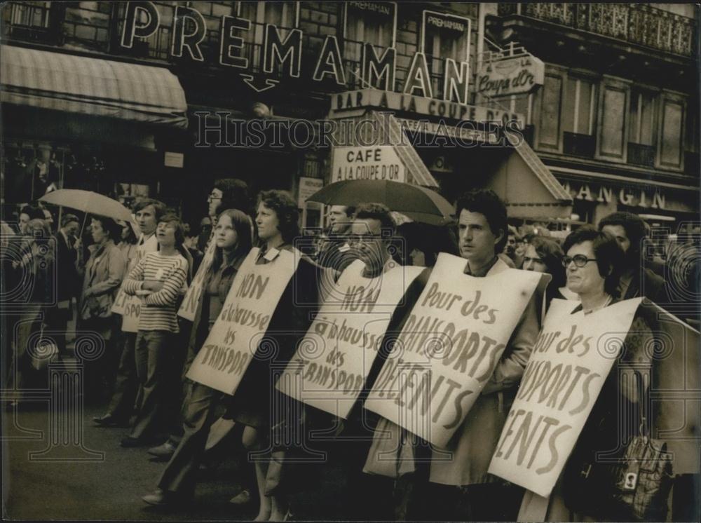 1967 Press Photo Protesters Walk Paris Streets With Posters &amp; Signs - Historic Images