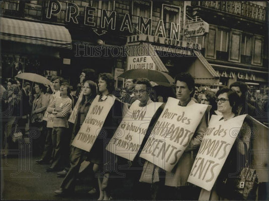 1967 Press Photo Protesters Walk Paris Streets With Posters & Signs - Historic Images