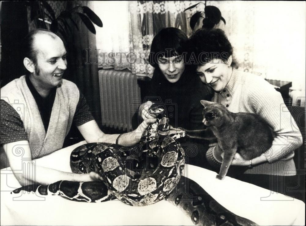 1978 Press Photo Dieter, Adelheid, and Perry Sextus with their Two Boas and Cat - Historic Images