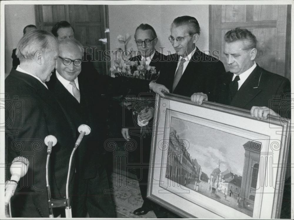 1955 Press Photo Opposition Leaders present Chancellor Adenauer with Picture. - Historic Images