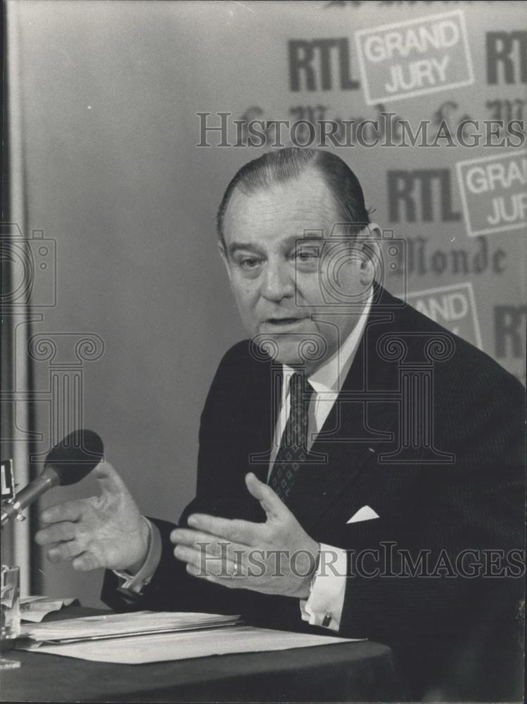 1984 Press Photo Former Prime Minister Raymond Barre Speaking on Television - Historic Images